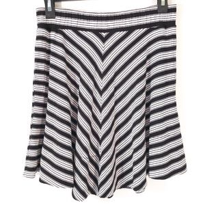Ann Taylor LOFT Chevron Skater Skirt Size XS Black & White Pull-On with Pockets